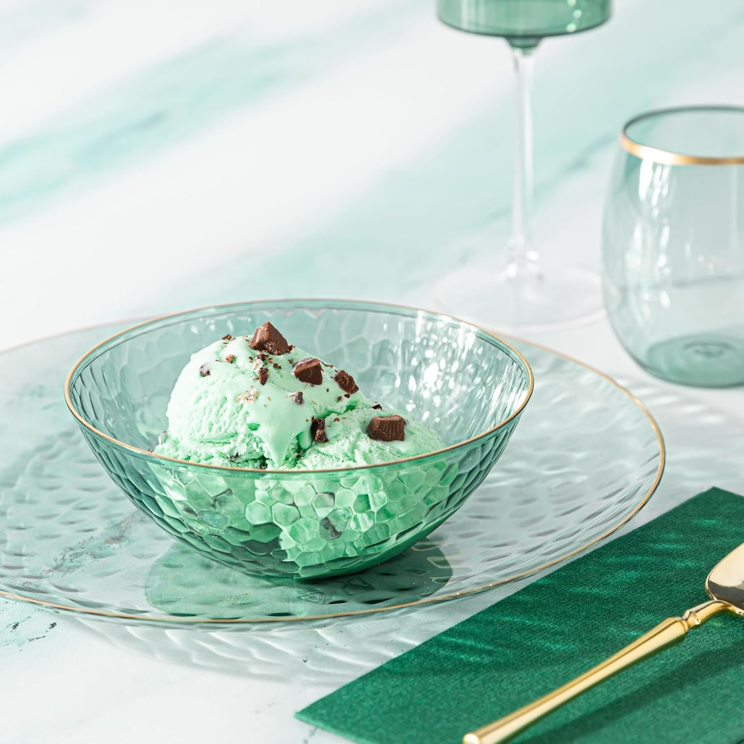 Wholesale 30 Pack 12 Ounce Translucent Green Hammered Plastic Bowls with Gold Rim Heavyweight Disposable Soup Bowls Elegant Party Dishes Factory